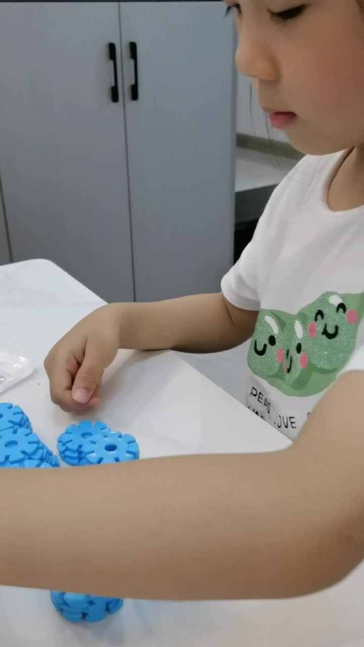 4.17 王偲然 ⁣练习将雪花片10个一捆绑在一起，一共10捆