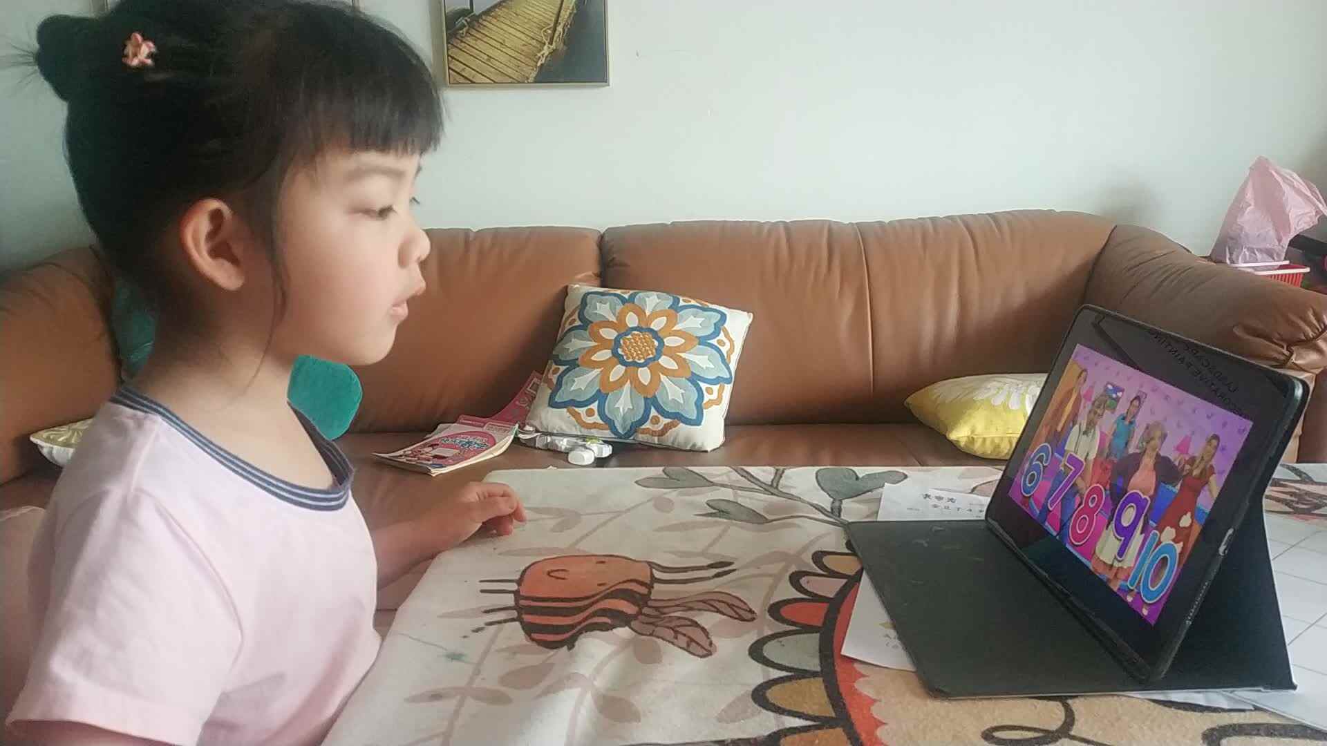 中B班魏琪珈 跟唱儿歌《Finger  Family》VID_20230503_114607.mp4
