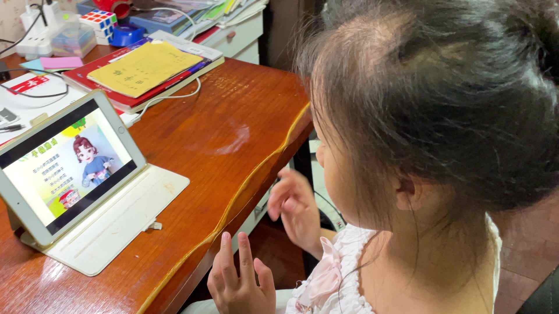 5.15屠钰婷观看手指舞《花园种花》.mov