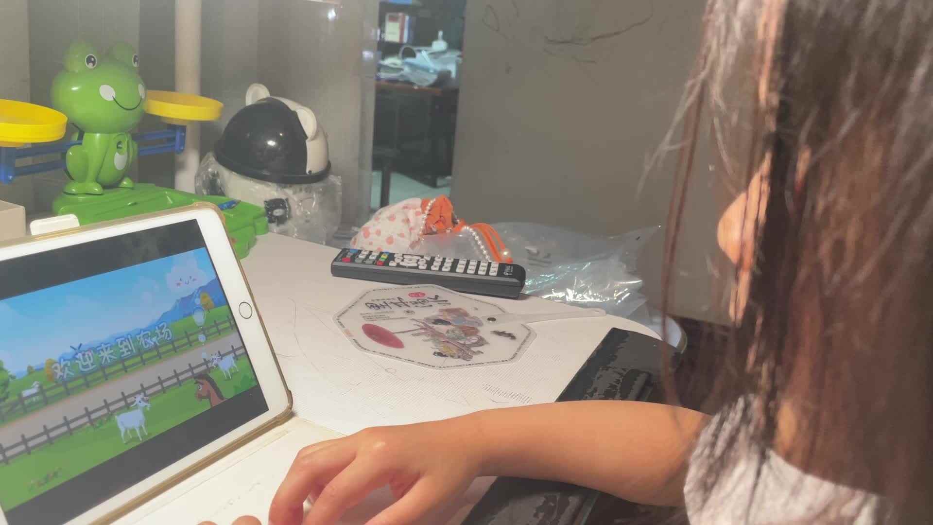 5.29屠钰婷观看视频《欢迎来到农场》.mov