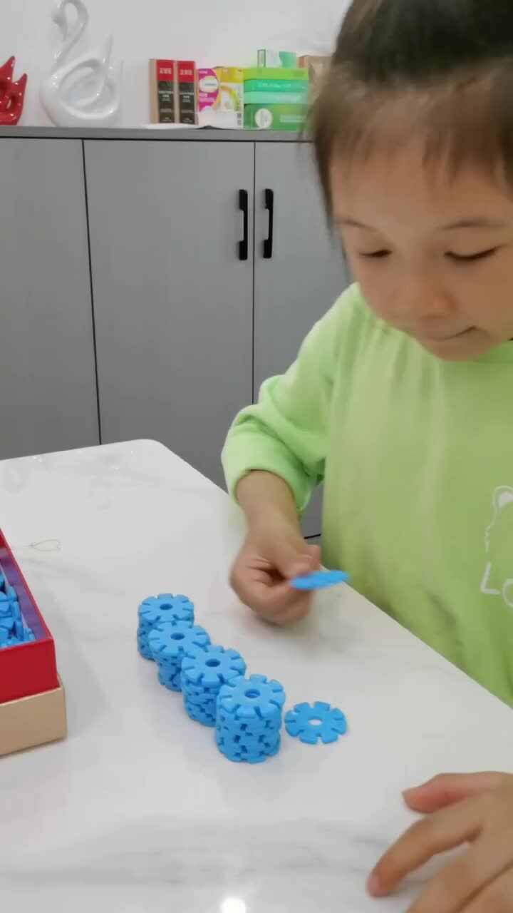 4.18 王偲然 ⁣练习将雪花片10个一捆绑在一起，一共10捆