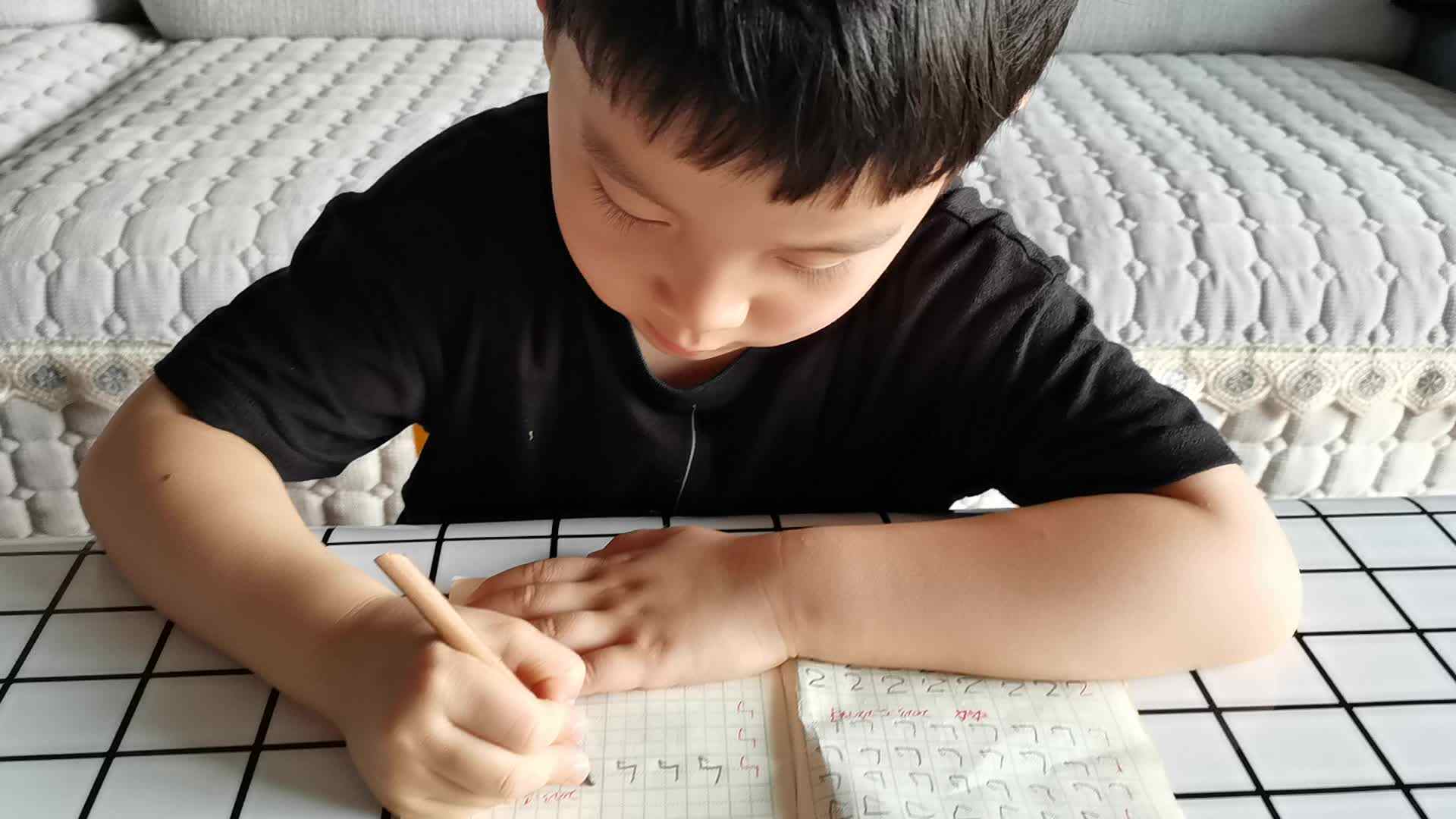 5月24日昌奕乐⁣书写笔画《竖折折钩》；