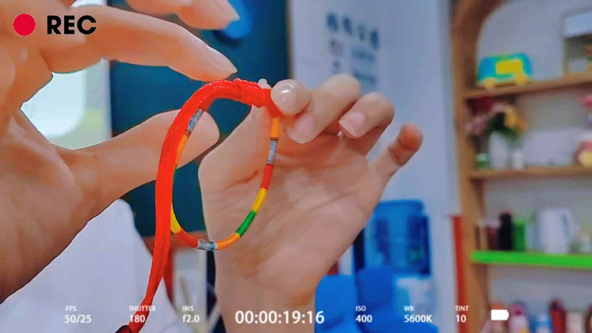 佩戴五彩绳