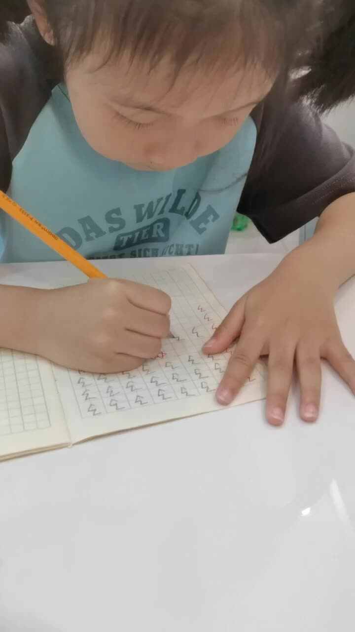 6.21书写笔画 ⁣横折折撇