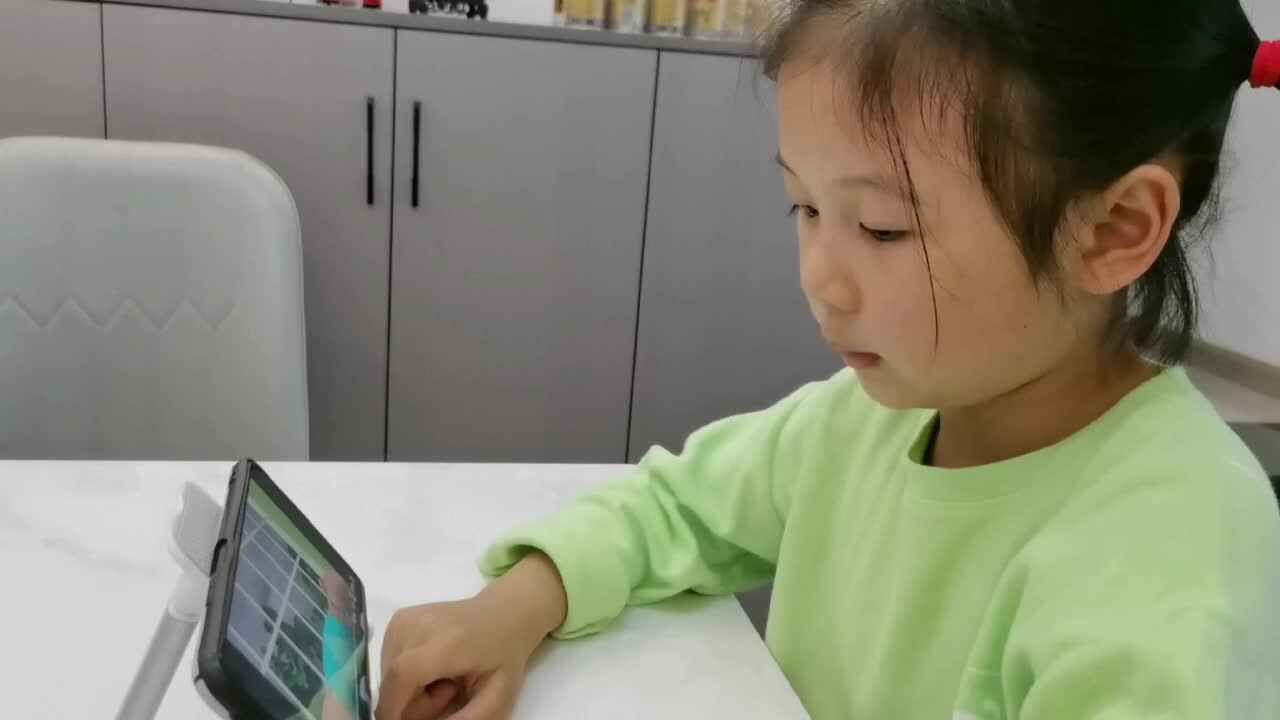 观看英语儿歌《My Sister Song》