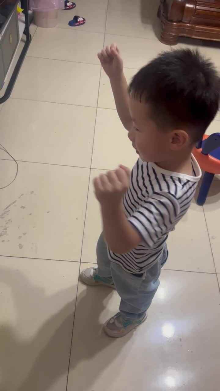 小A班 钟昊彦《大手牵小手》.MOV