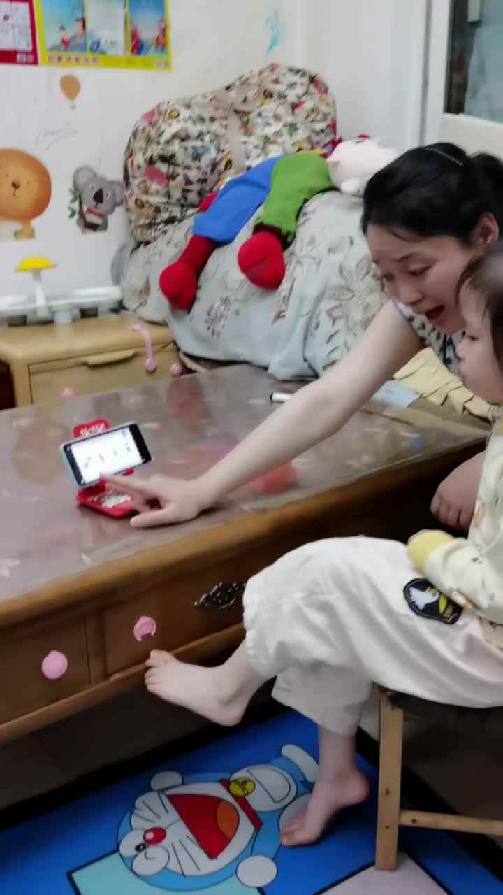 观看《Actions朗读示范1》并跟读单词