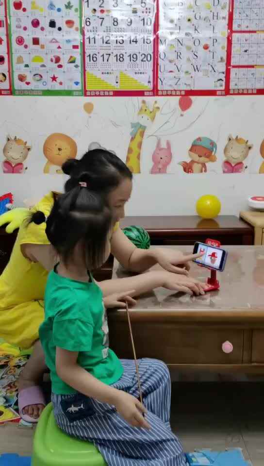 观看视频《UppercaseH》并跟读字母和单词