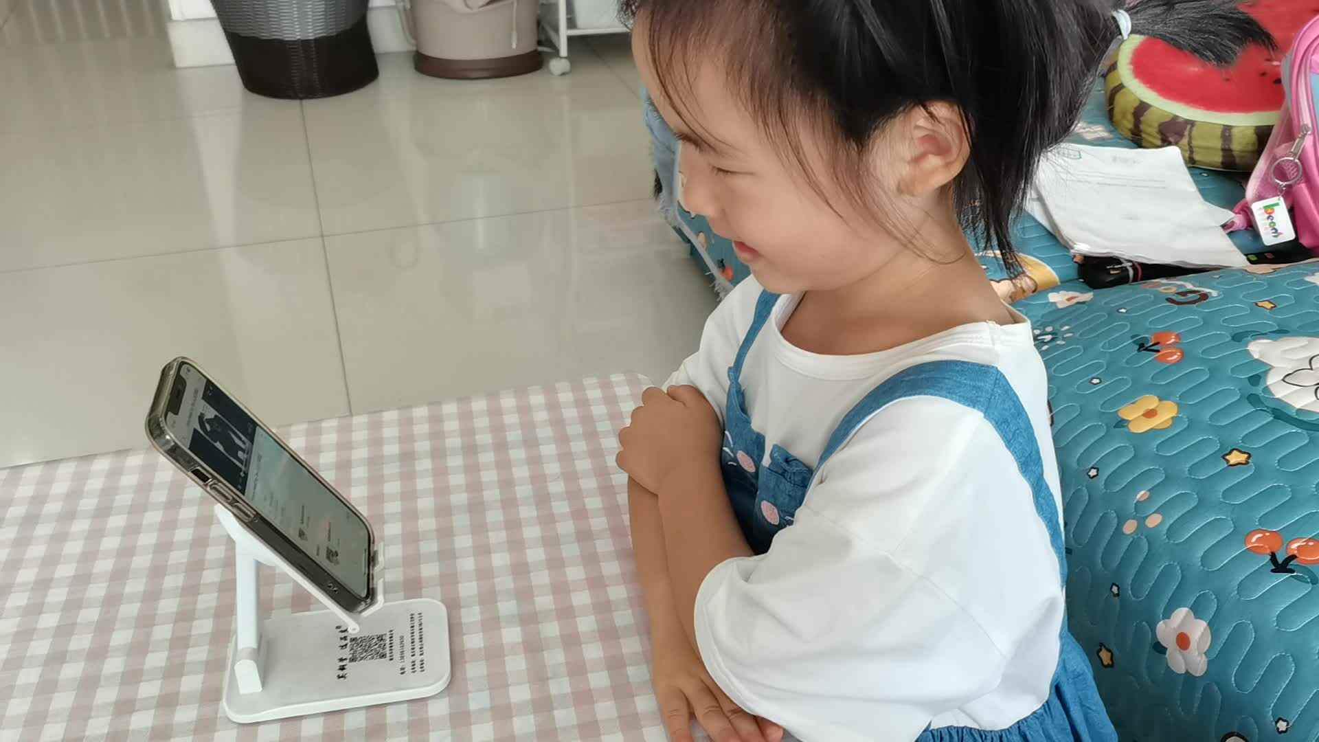 观看绘本《From Head to Toe从头到脚趾》.mp4