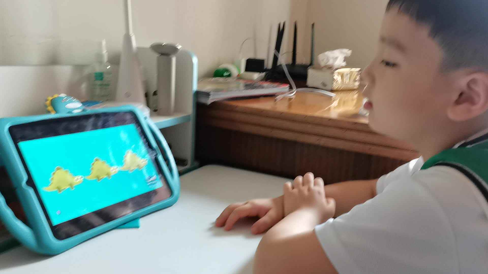 7月15日昌奕乐观看《10 little dinosaurs》