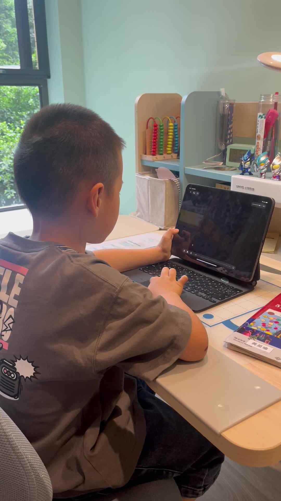 观看《重庆融创渝乐小镇》介绍视频
