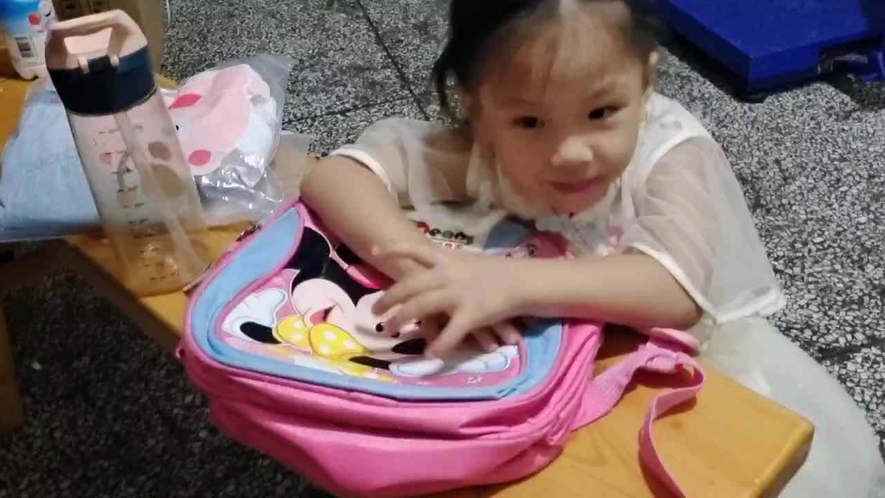 中A班唐依依整理书包