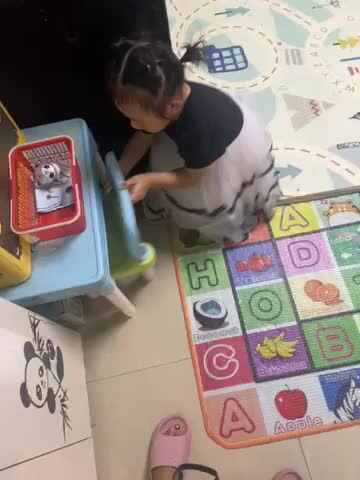 中B班吴瑷汝椅子拿放练习