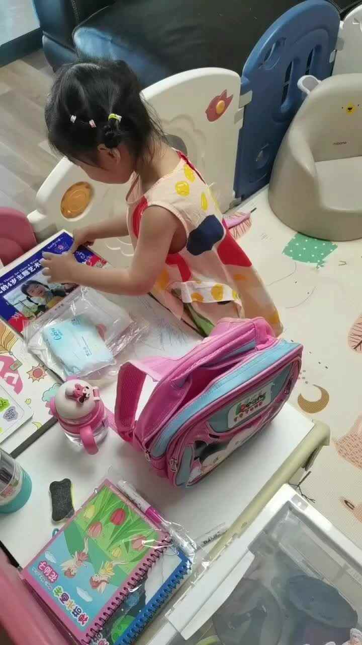 中b班宁汐言整理书包