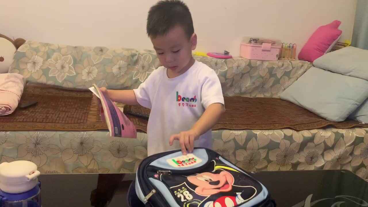 中B班杨育寒整理书包