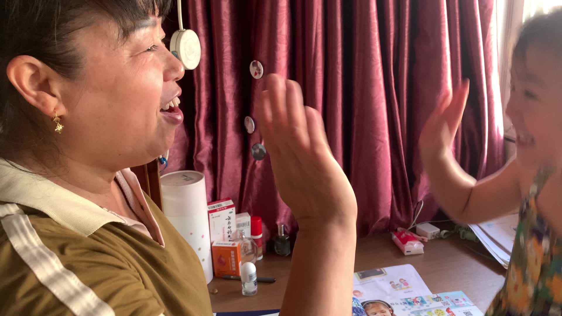练习英文说hallo Goodbye