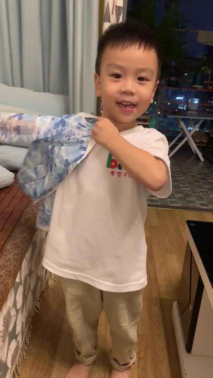 中B班杨育寒练习穿、脱衣服