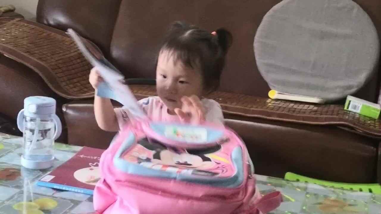 .中A班李盈莹 收拾书包