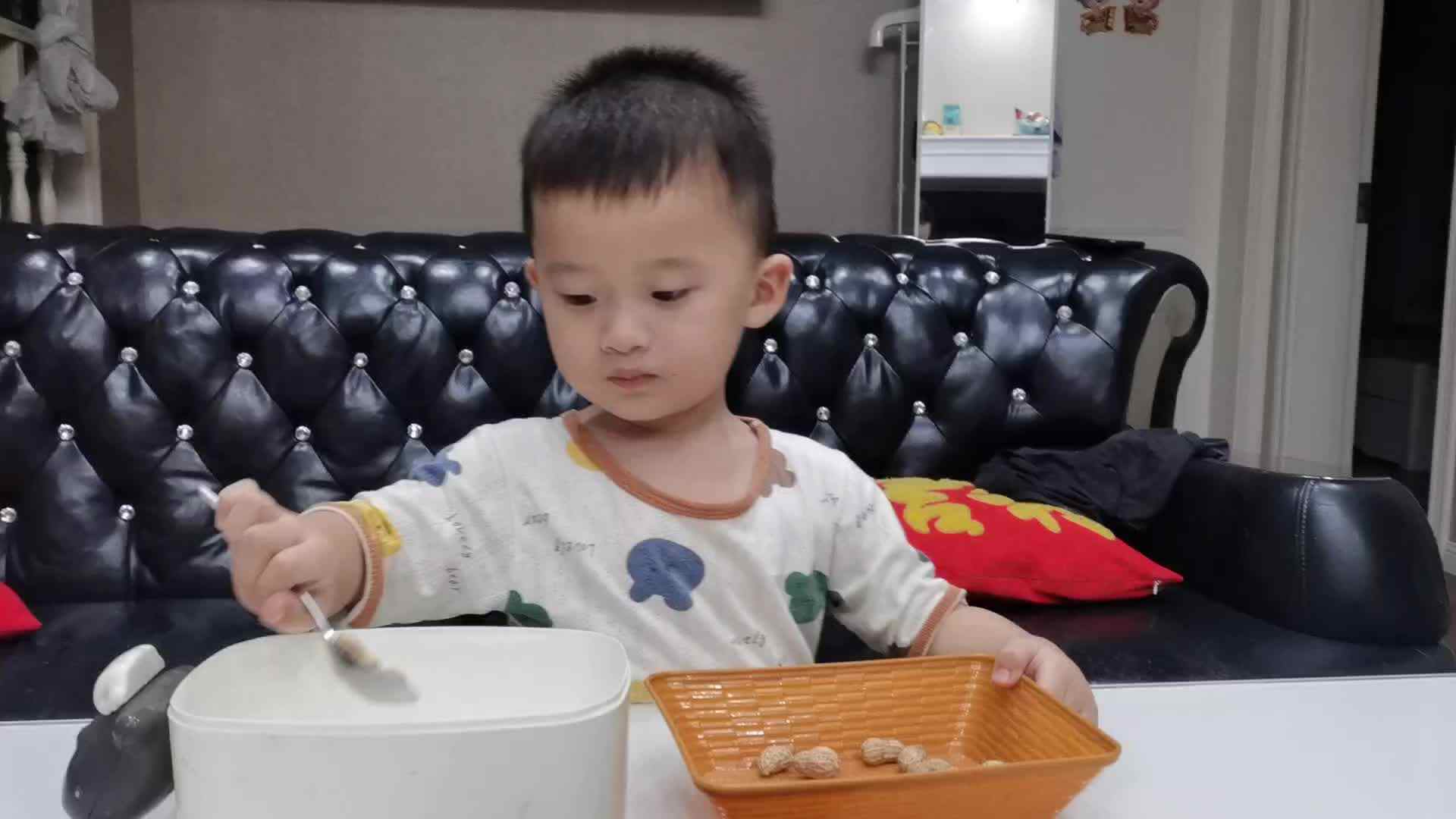 小A班2023.9.14李楷延——生活教育练习用勺子.mp4