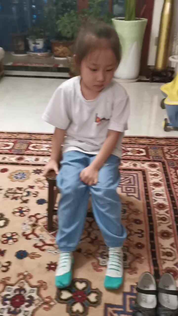 李芊仪穿脱鞋袜