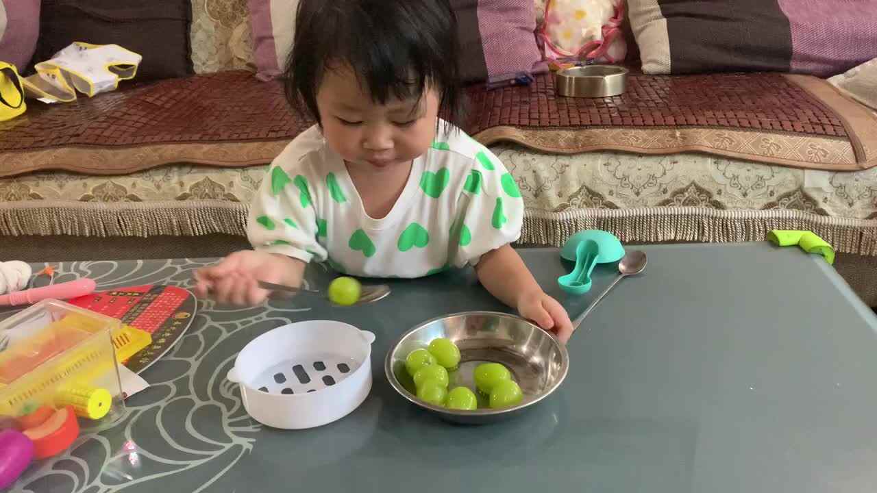 小A班2023.9.13张艺涵正确使用勺子练习.MOV