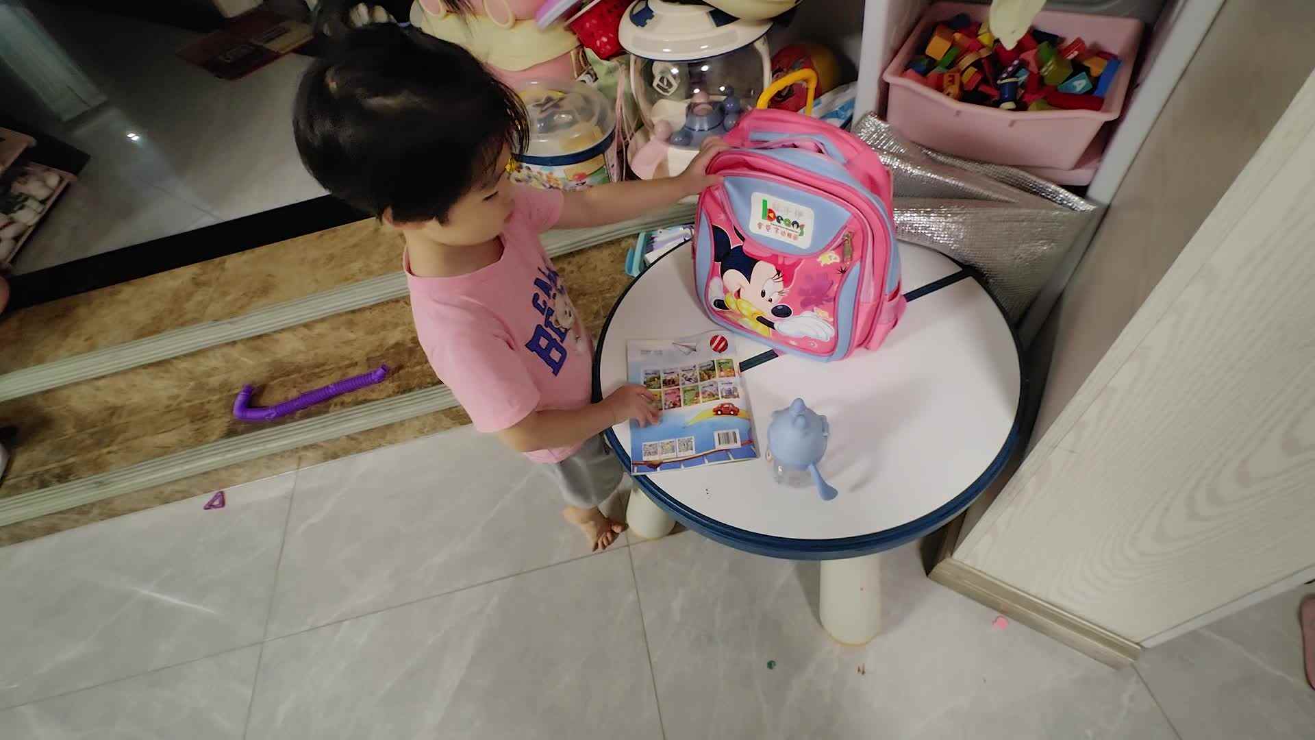 中B班徐子伊整理书包