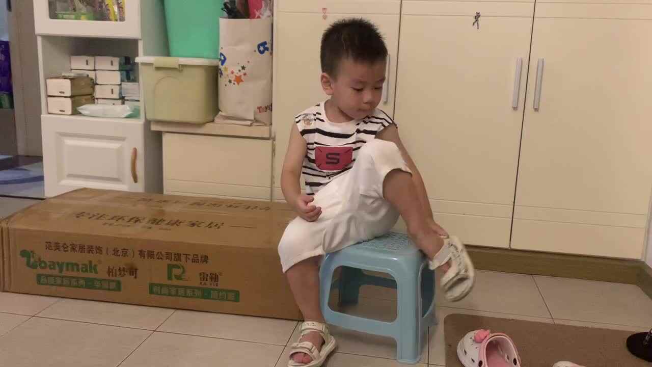 中B班杨育寒练习穿脱鞋