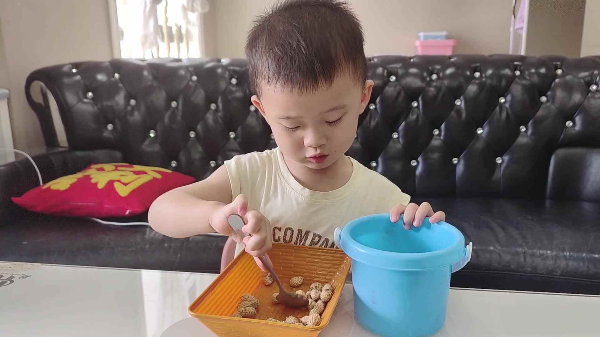小A班2023.9.16李楷延——生活教育练习用勺子.mp4