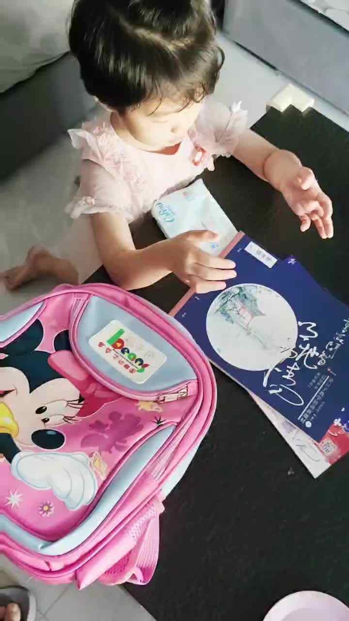 中B班徐子伊整理书包