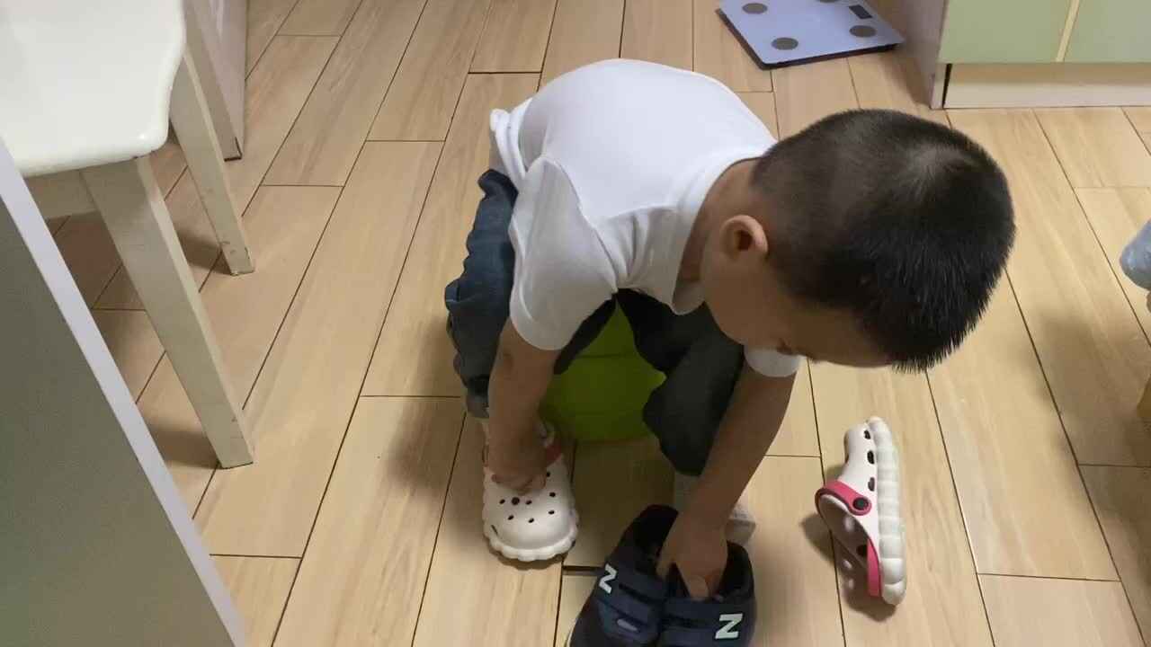 中B班吕子垚（穿鞋脱鞋练习）20230920.MOV