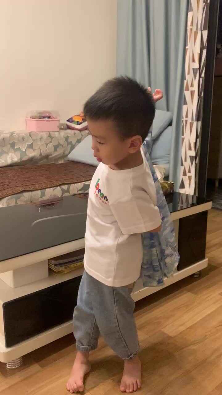 中B班杨育寒练习穿、脱衣服