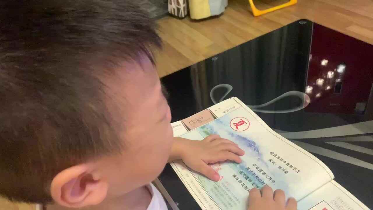 中B班杨育寒指读古诗《晓出净慈寺送林子方》