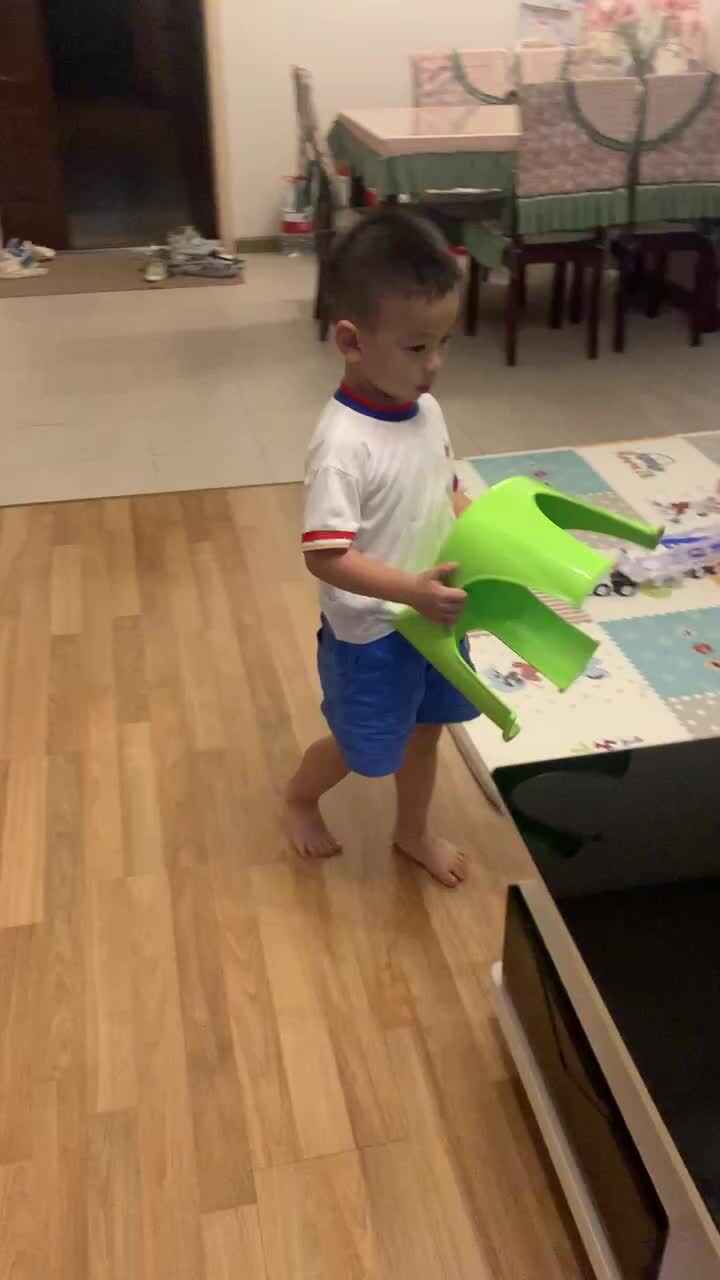 中B班杨育寒练习椅子的拿放