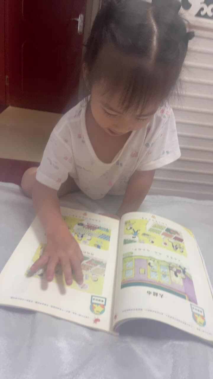 中B班李曦蕊 读绘本 逛超市