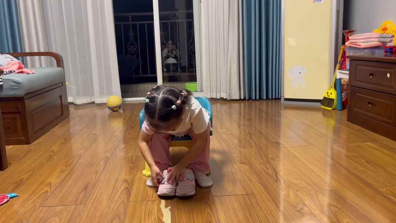 中B班李茵琪练习穿脱鞋.MOV