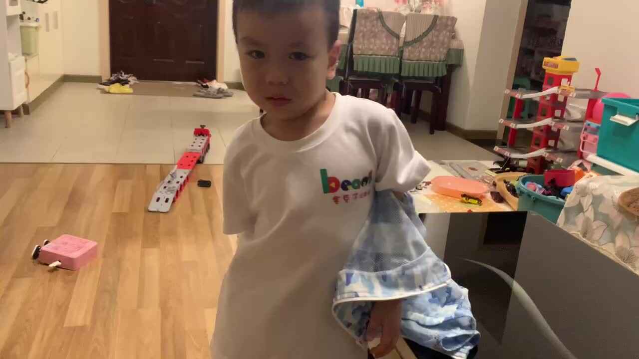 中B班杨育寒练习穿、脱衣服