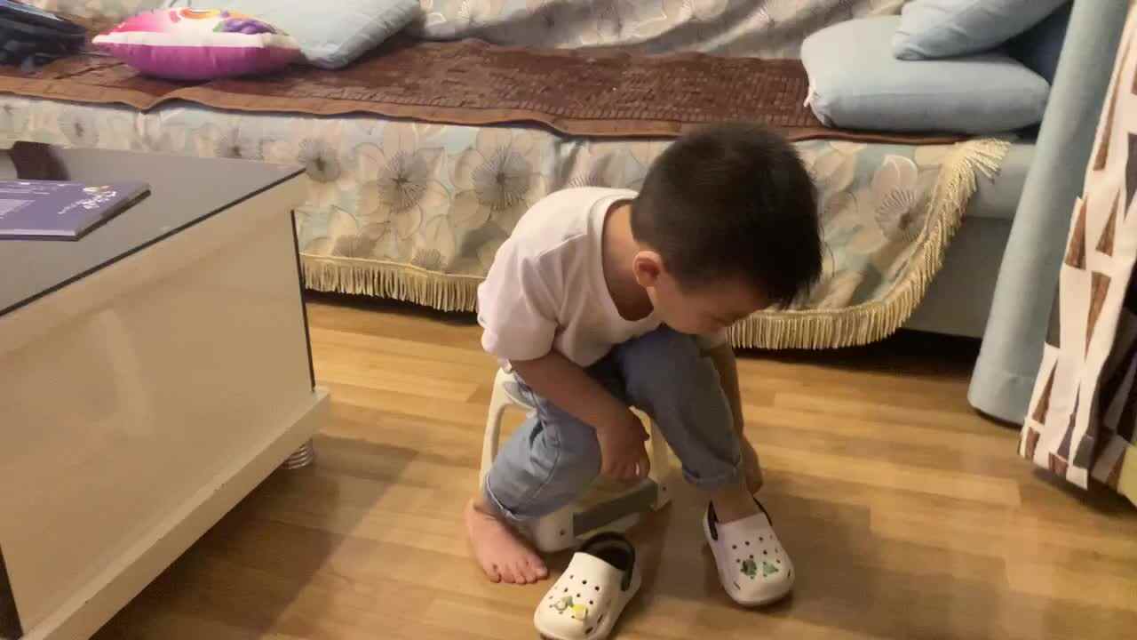 中B班杨育寒练习穿、脱鞋