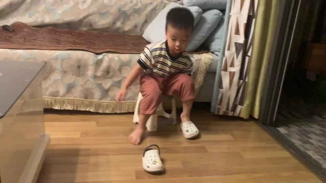 ⁣中B班杨育寒练习穿、脱鞋