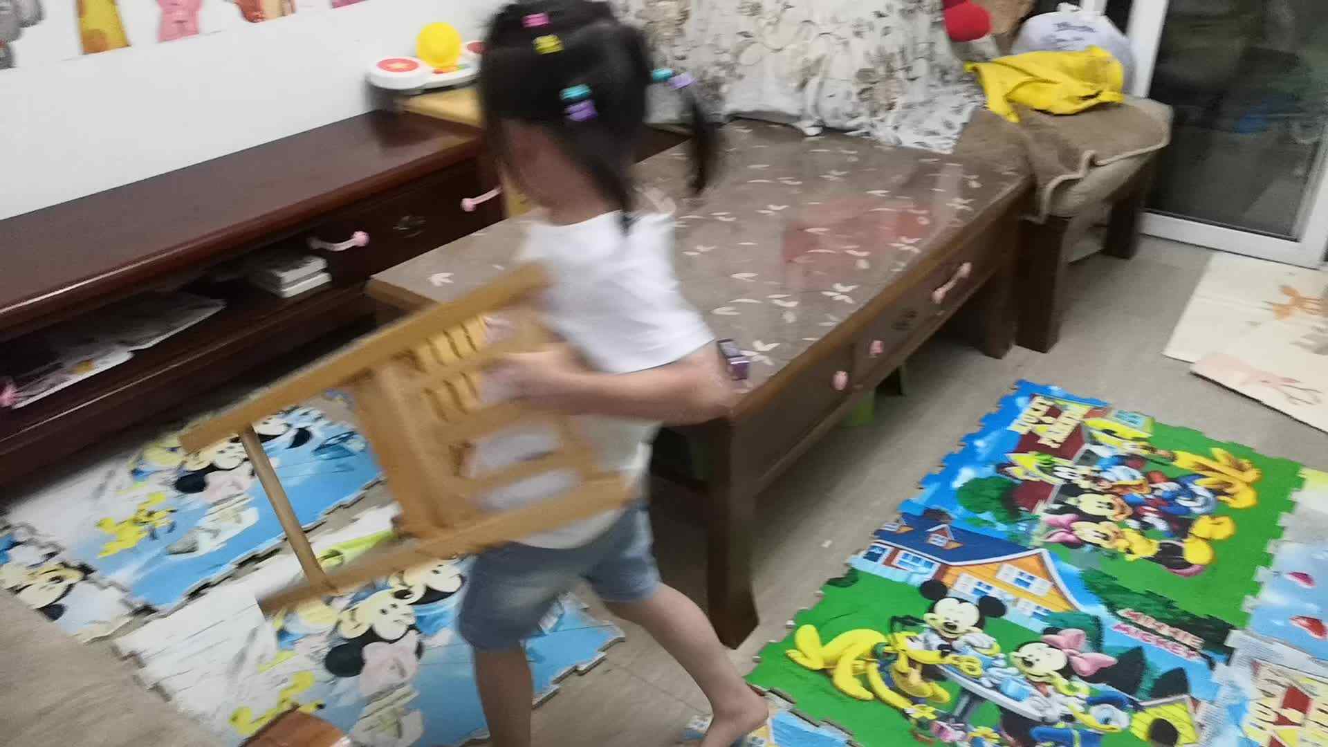中B班9月4日张芷萱“椅子的拿放”