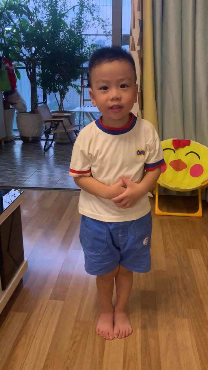 中B班杨育寒入园礼仪练习