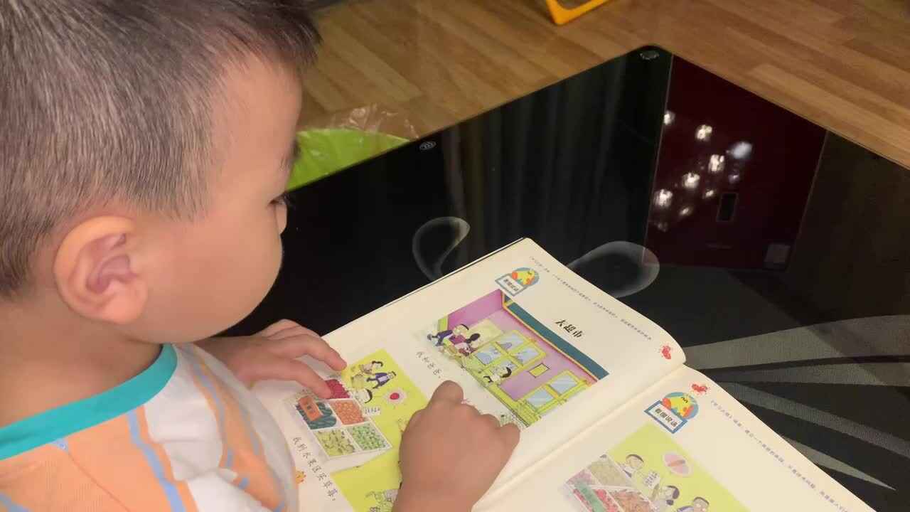 中B班杨育寒练习看图说话