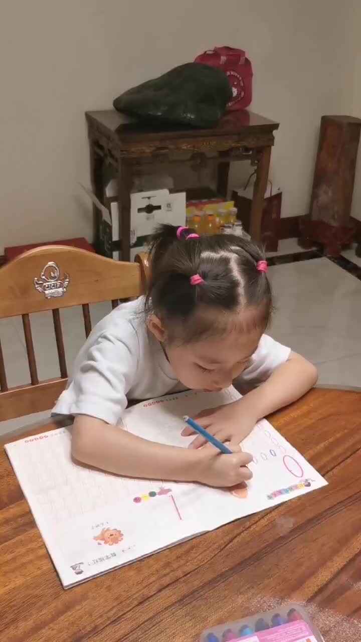 李芊仪写数字“0”