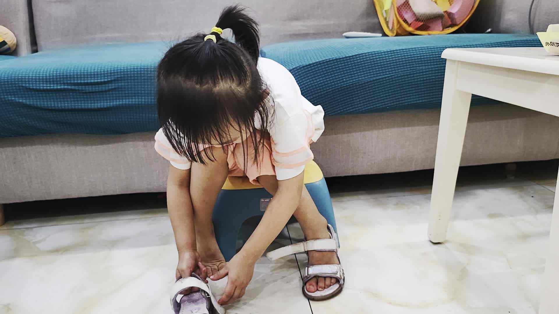 中B班9月19日谭诗锜  穿脱鞋子