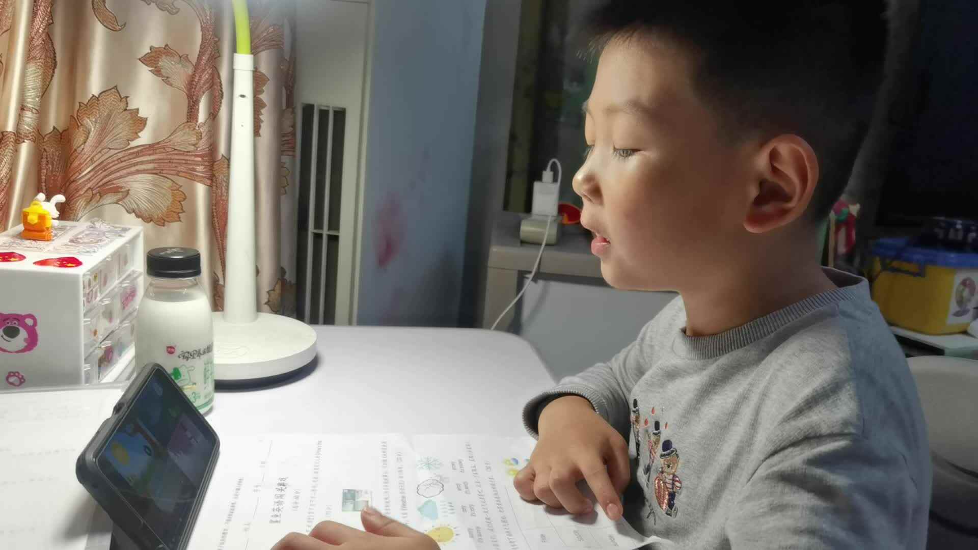 跟读儿歌.How's the weather? 今天天气怎么样？