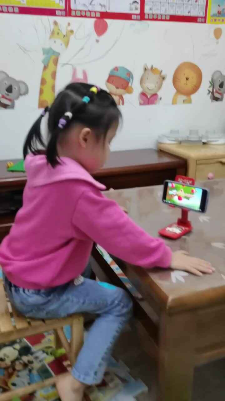 张芷萱观看跟唱英文儿歌《苹果圆苹果红》