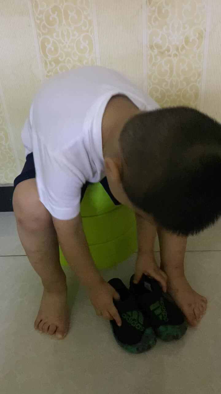 中B班吕子垚（穿脱鞋）20230918.MOV