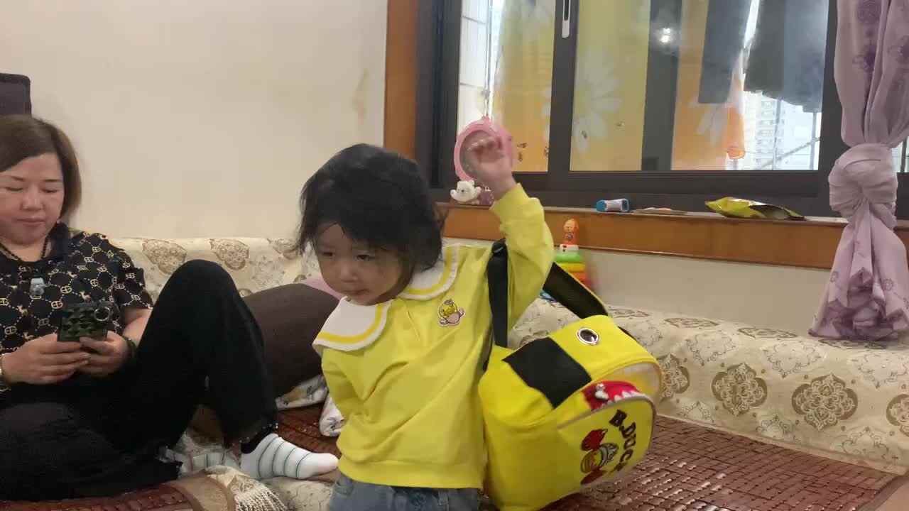 小A班2823.9.27张艺涵背书包.MOV