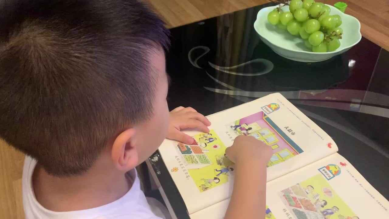 中B班杨育寒练习看图说话