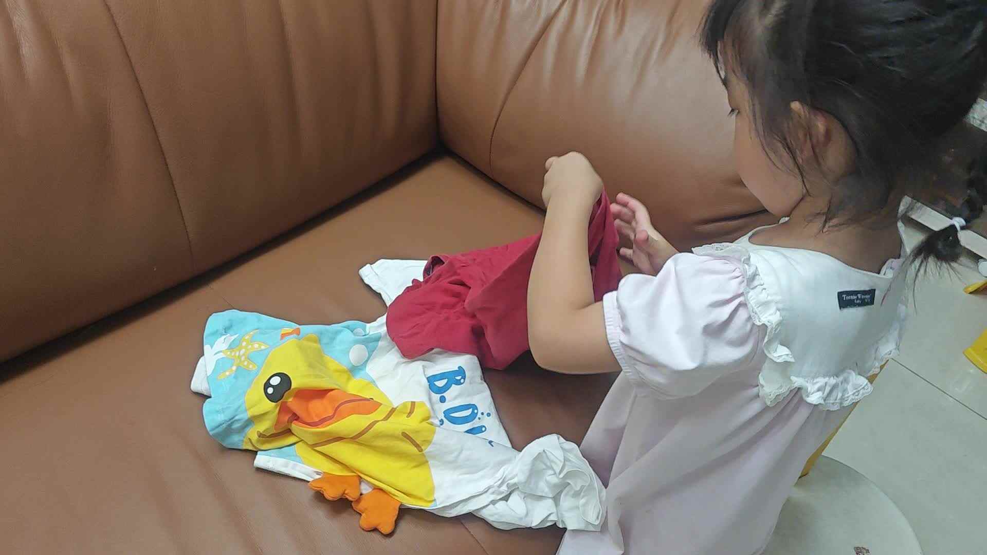 2023年9月7日 大B班魏琪珈练习叠衣服.mp4