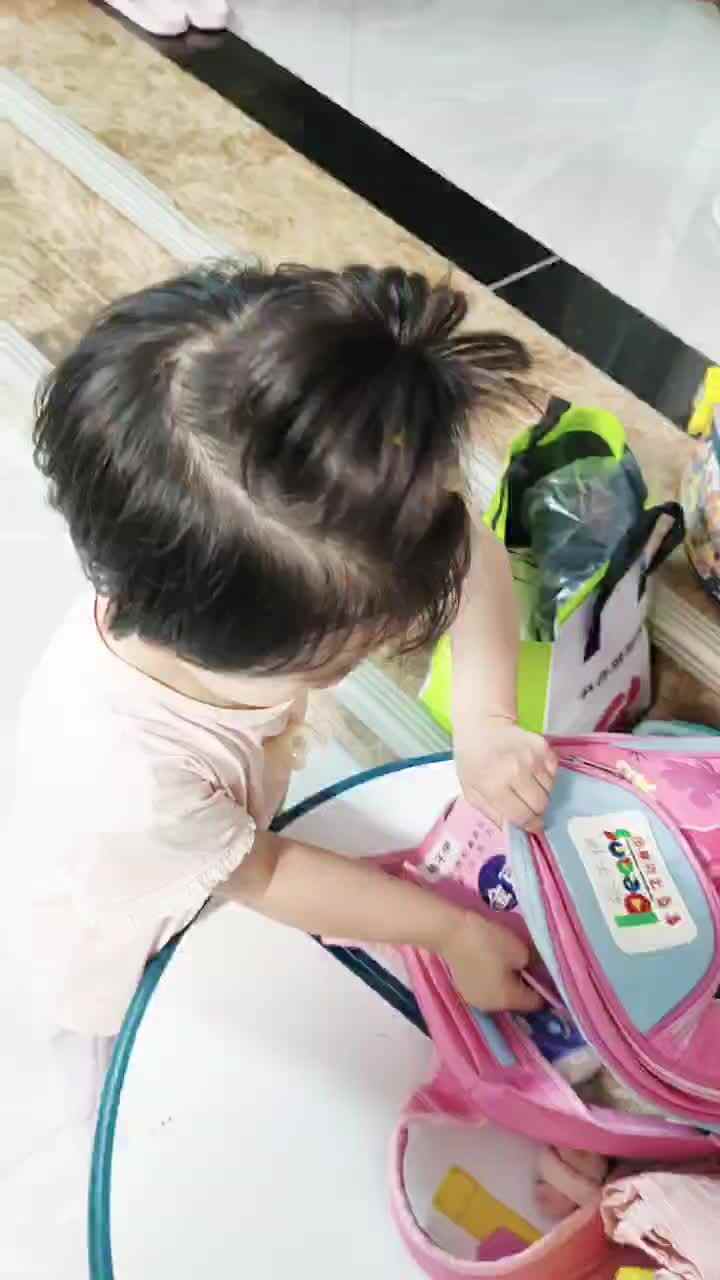 中B班徐子伊整理书包